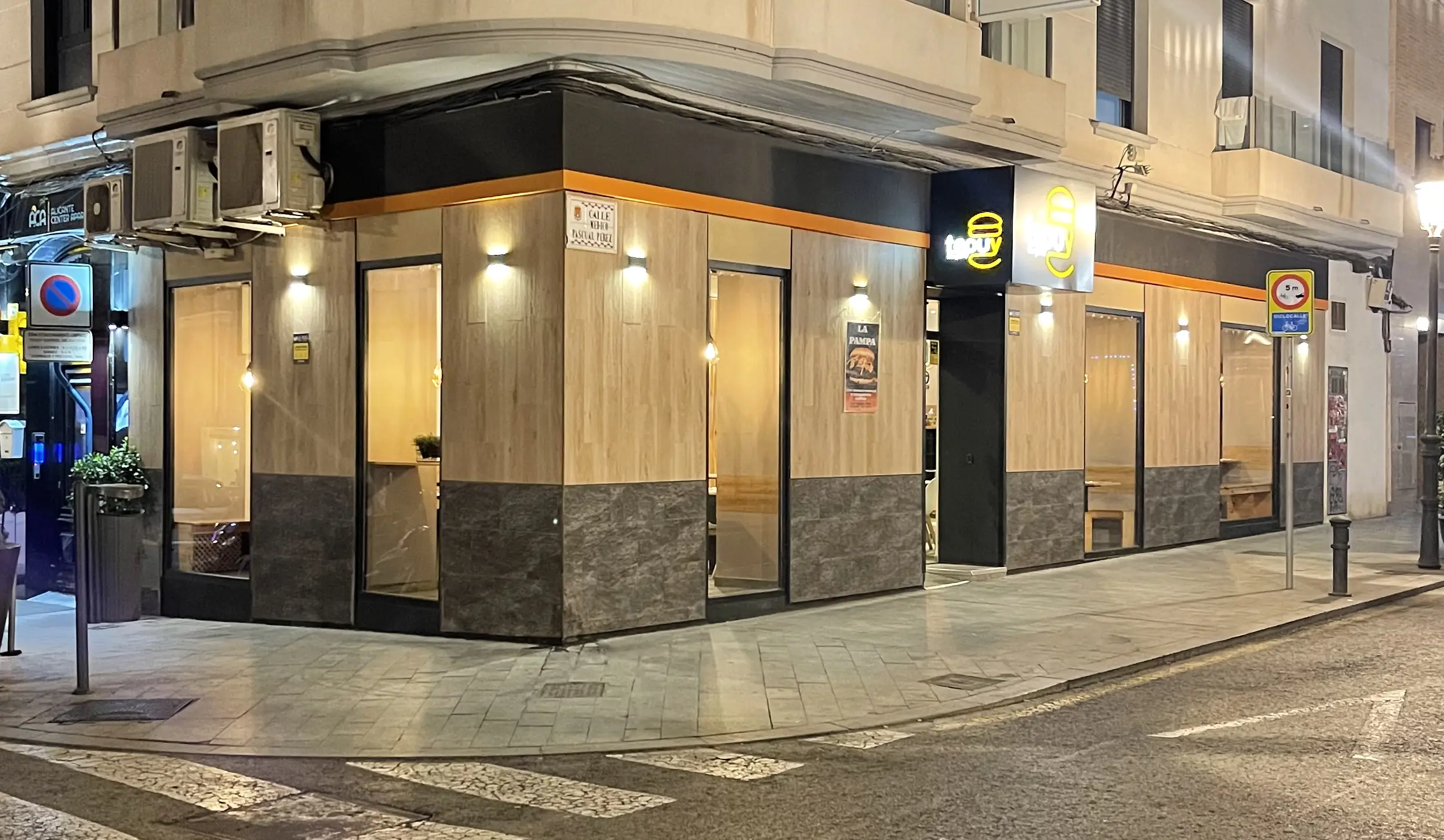 Fachada nocturna de Tepuy Burger Alicante Centro en Calle Bazán